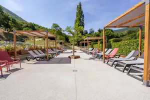 Camping Porte de Provence - Liegestühle mit Sonnendächern auf dem Campingplatz