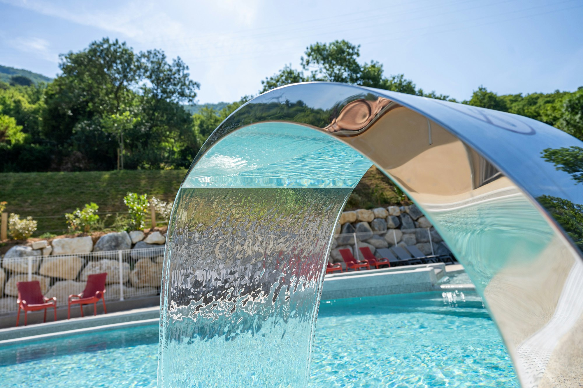 Camping Porte de Provence - Pool im Freien mit Liegestühlen