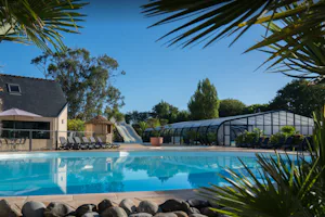 Camping La Pommeraie de l'Océan - Pool vom Campingplatz mit Liegestühlen in der Sonne
