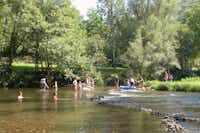 Camping la Prade - Gäste schwimmen im Fluss