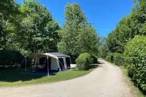 Camping la Prairie - Stellplatz im Schatten der Bäume