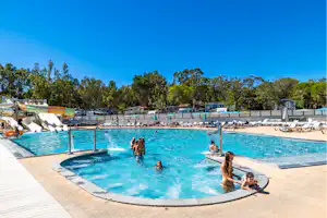 Camping La Presqu'île de Giens - Pool mit Liegestühlen und Sonnenschirmen auf dem Campingplatz