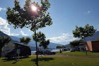 Camping La Quiete - Parkplätze und Wohnwagenstellplätze mit Blick auf den See auf dem Campingplatz