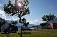 Camping La Quiete - Parkplätze und Wohnwagenstellplätze mit Blick auf den See auf dem Campingplatz