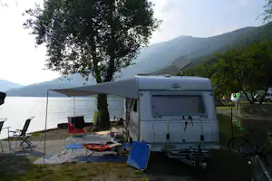 Camping La Quiete - Wohnwagenstellplatz mit Blick auf See und Berge auf dem Campingplatz