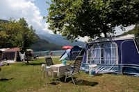 Camping La Quiete - Zeltplätze zwischen den Bäumen mit Blick auf den See auf dem Campingplatz