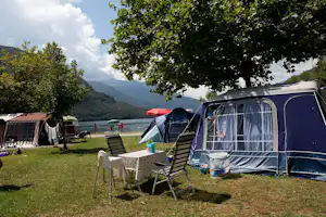 Camping La Quiete - Zeltplätze zwischen den Bäumen mit Blick auf den See auf dem Campingplatz