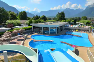 Camping La Ravoire - Campingplatz mit Pool, Wasserrutsche, Liegestühlen und Sonnenschirmen