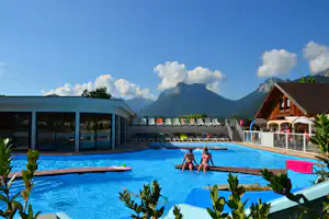 Camping La Ravoire - Gäste liegen am Pool in der Sonne