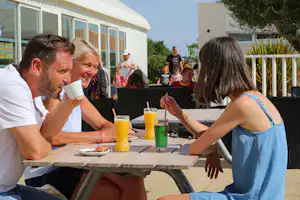 Camping la Renaudière - Camper im Restaurant mit Getränken vor sich