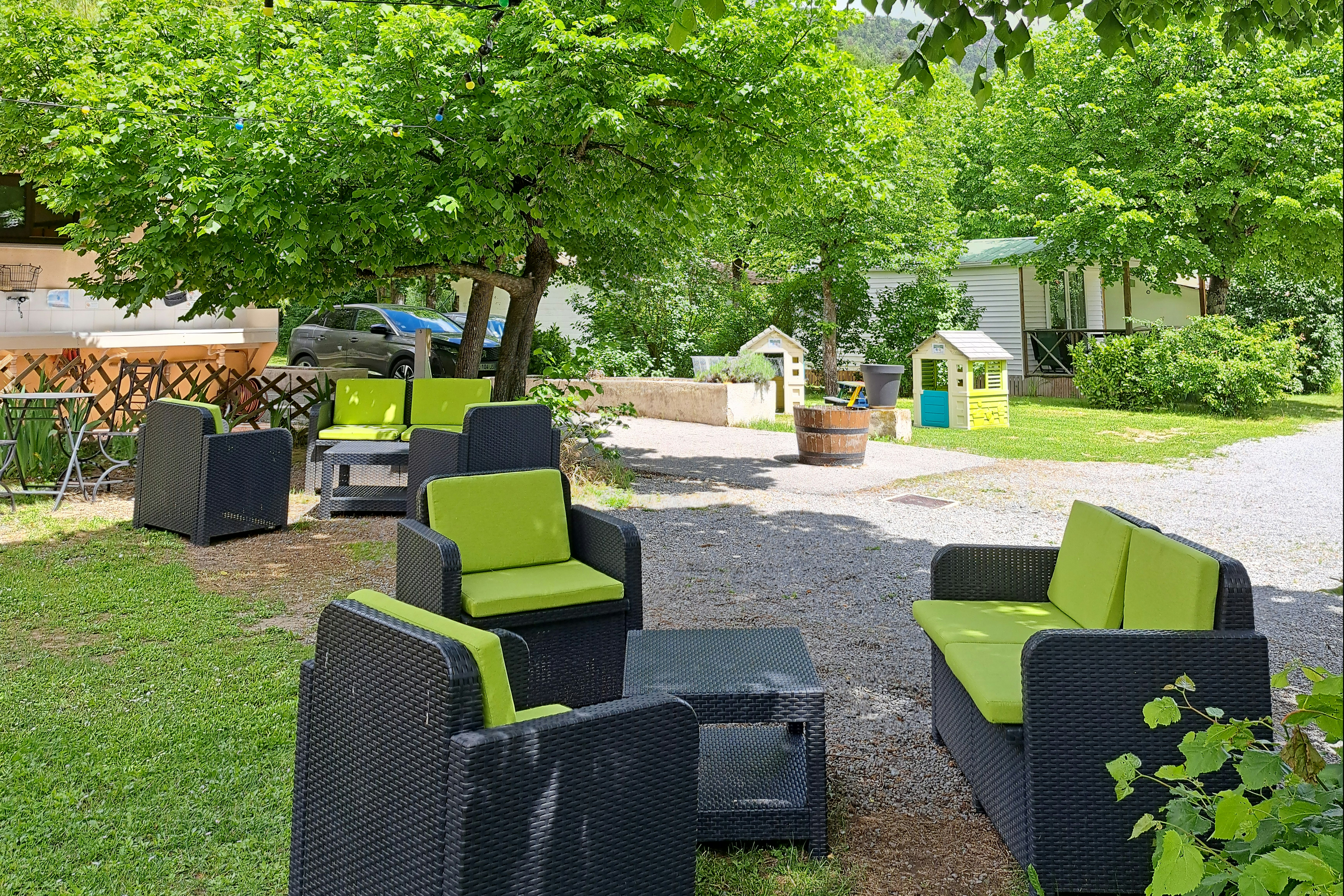 Camping La Ribière  - Terrasse und kleiner Spielbereich für Kinder