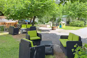 Camping La Ribière - Terrasse und kleiner Spielbereich für Kinder