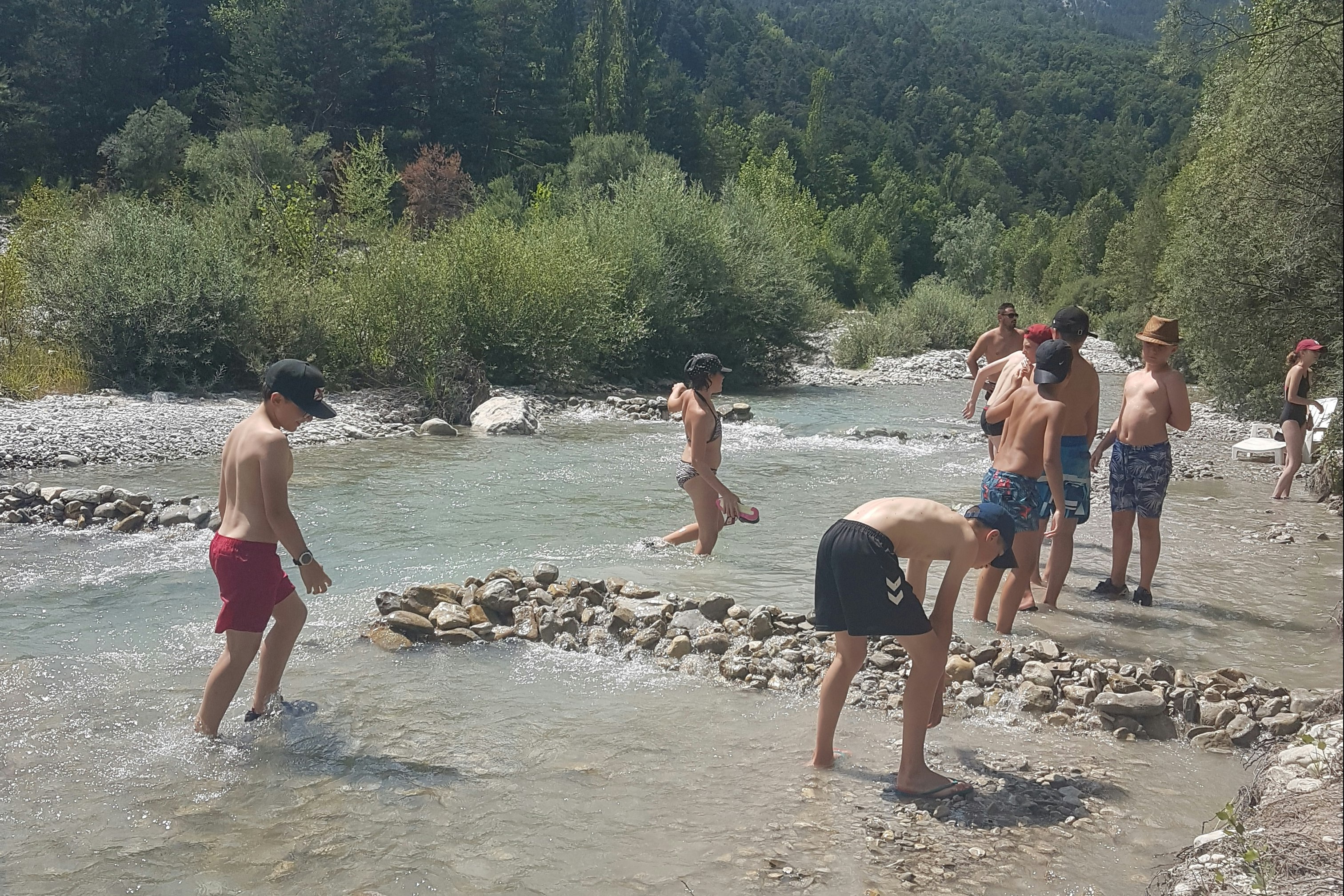 Camping La Ribière - Kinder beim Baden im Fluss