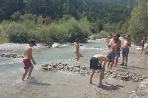Camping La Ribière - Kinder beim Baden im Fluss
