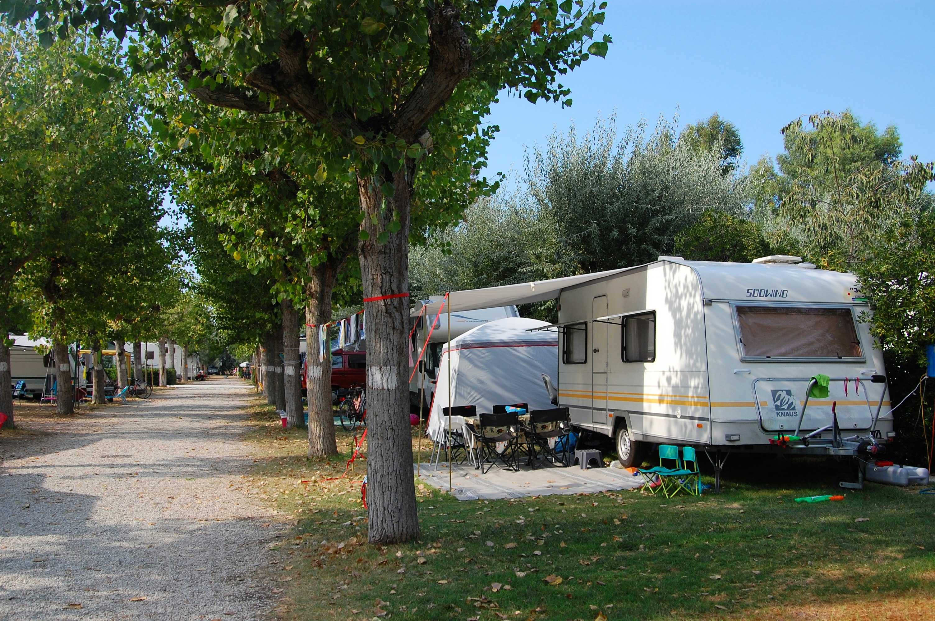 Camping La Risacca - Allee mit Bäumen zwischen den Stellplätzen