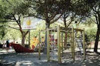 Camping La Risacca - kinderspielplatz im Schatten der Bäume