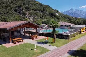Camping La Riva - Campingplatz mit Freibad und Terrasse