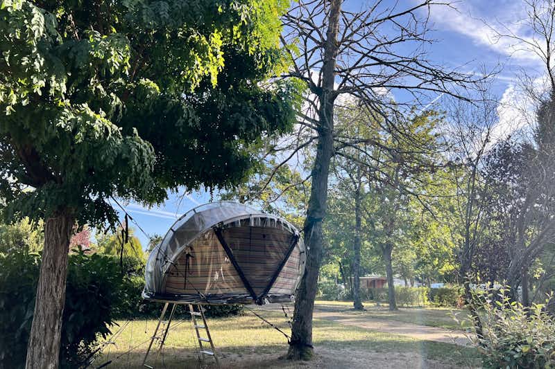 Camping La Rivière Dorée - Baumhaus-Zelt auf dem Campingplatz