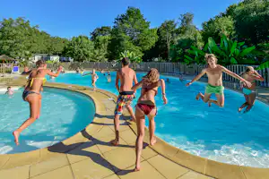 Camping La Rivière - Pool vom Campingplatz im Grünen