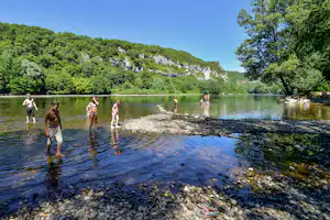 Camping La Rivière - Kinder im Fluss am Campingplatz