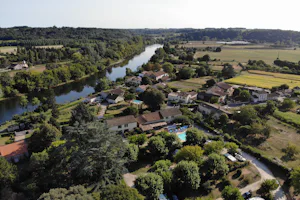 Camping La Rivière Fleurie - Campingplatz an dem Fluss Dore aus der Vogelperspektive