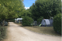 Camping La Rivière Fleurie - Wohnwagen- und Zeltstellplatz vom Campingplatz im Grünen