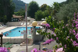 Camping La Rivière - Gäste liegen am Pool in der Sonne
