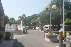 Camping La Rivière - Gäste liegen am Pool in der Sonne