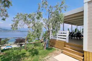 Camping La Rocca - Mobilheim mit Terrasse auf dem Campingplatz
