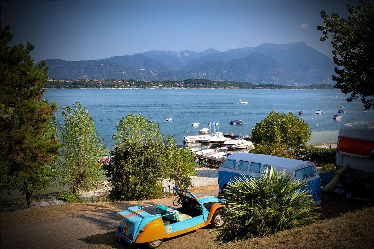 Camping La Rocca - Stellplätze mit Blick auf den   Gardasee