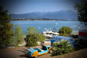Camping La Rocca - Stellplätze mit Blick auf den Gardasee