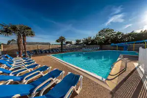 Camping La Roche Percée - Campingplatz mit Pool, Wasserrutsche, Liegestühlen