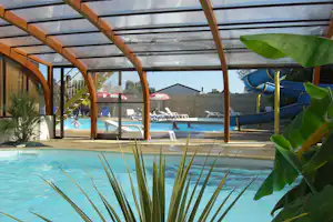 Camping La Roche Percée - Teleskopischer Schwimmbadüberdachung auf dem Campingplatz