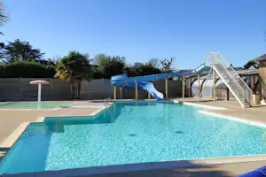 Camping La Roche Percée - Wasserrutsche, Pool und Kinderbecken auf dem Campingplatz