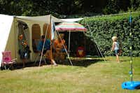 Camping La Roche Posay Vacances - Familie auf einem  Zeltstellplatz
