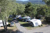 Camping La Rochette - Blick auf die Standplätze umgeben vom Bäumen 