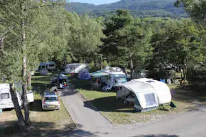 Camping La Rochette - Blick auf die Standplätze umgeben vom Bäumen