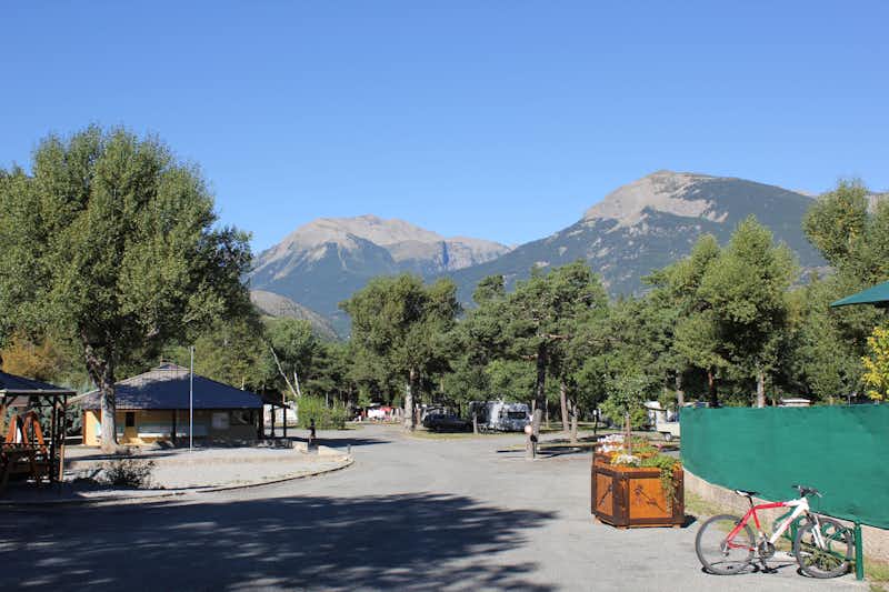 Camping La Rochette - Eingangsbereich mit Blick auf die Berge