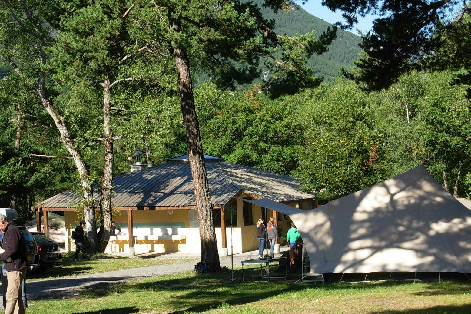 Camping La Rochette - Sanitärgebäude mit Zeltwiese 