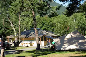Camping La Rochette - Sanitärgebäude mit Zeltwiese