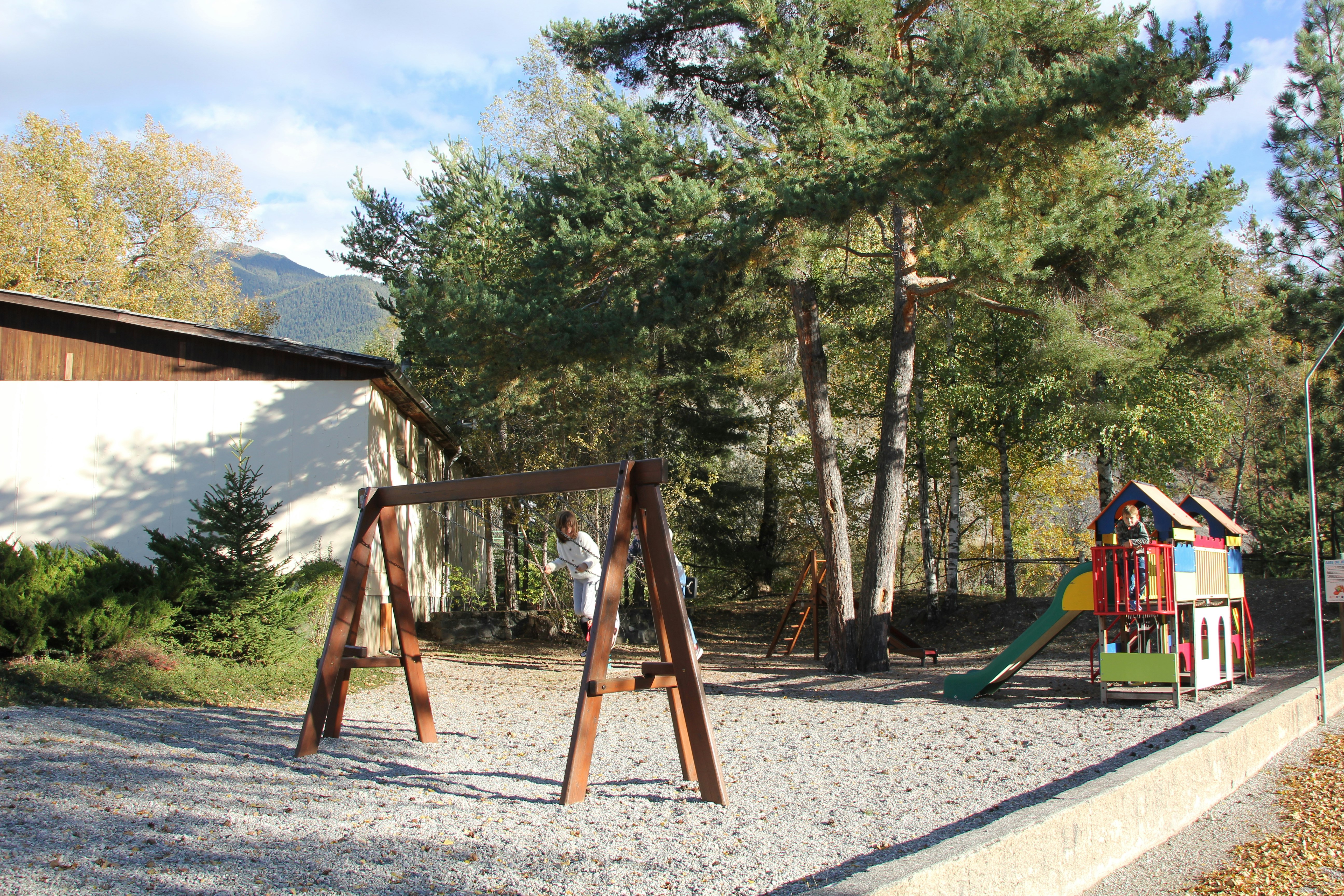 Camping La Rochette - Spielplatz mit Schaukel und Rutsche