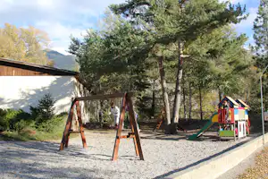 Camping La Rochette - Spielplatz mit Schaukel und Rutsche