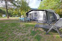 Camping La Rochette - Standplatz mit Sitzecke und Sonnenliegen