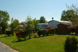 Camping La Roseraie d'Omaha - Stellplatz und Mobilheime vom Campingplatz im Grünen