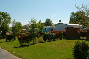 Camping La Roseraie d'Omaha - Stellplatz und Mobilheime vom Campingplatz im Grünen