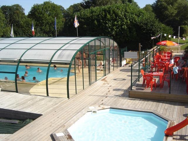 Camping La Roseraie d'Omaha - Terrasse am Pool des Campingplatzes