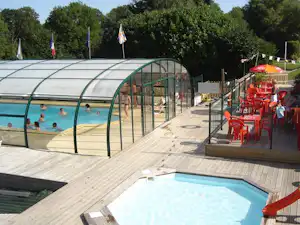 Camping La Roseraie d'Omaha - Terrasse am Pool des Campingplatzes