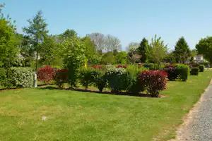 Camping La Roseraie d'Omaha - Wohnwagenstellplatz und Wohnmobilstellplatz vom Campingplatz auf grüner Wiese