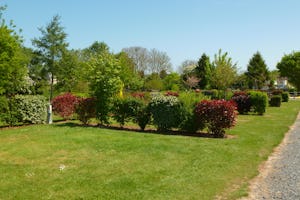 Camping La Roseraie d'Omaha - Wohnwagenstellplatz und Wohnmobilstellplatz vom Campingplatz auf grüner Wiese
