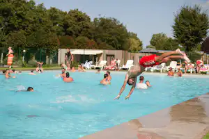 Le Florenville Camping Camping La Rosière - Pool im Freien mit Liegestühlen und Sonnenschirmen